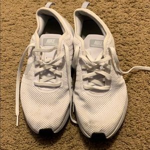 Women’s 9.5 Nike Dualtone Racer shoes